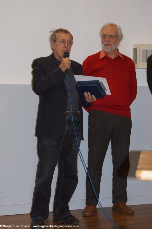 Pierre Paliard a reçu de Patrick Malrieu le prix Per-Jakez Hélias Conte et raconte doté par l’ICB, pour son grand-père François Barberousse (1900-1979) et son récit <i>Gusse</i> (éd. Marivole). (Ph. Maryvonne Couedo, membre de l’ICB). Pierre Paliard a reçu de Patrick Malrieu le prix Per-Jakez Hélias Conte et raconte doté par l’ICB, pour son grand-père François Barberousse (1900-1979) et son récit <i>Gusse</i> (éd. Marivole). (Ph. Maryvonne Couedo, membre de l’ICB).