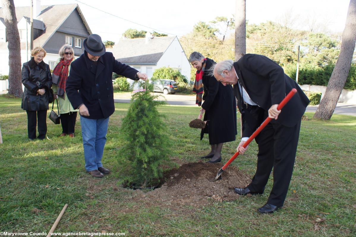 Le 18e cèdre planté par l’AEB. Ici au lieu-dit Kerzo. De dr. à g. Michel Priziac, Muriel Jourda, maire, Claude Tuauden, 3e adjoint à la maire, tient l’arbre. (Ph. Maryvonne Couedo, membre de l’ICB). Le 18e cèdre planté par l’AEB. Ici au lieu-dit Kerzo. De dr. à g. Michel Priziac, Muriel Jourda, maire, Claude Tuauden, 3e adjoint à la maire, tient l’arbre. (Ph. Maryvonne Couedo, membre de l’ICB).