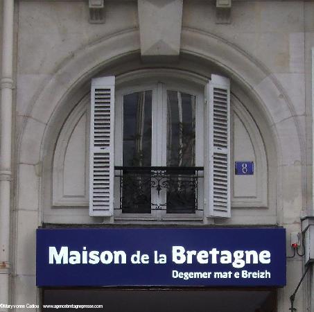 Maison de la Bretagne’ Paris. 8 rue de l’’Arrivée. Bandeau au dessus du porche avec‘ <i>‘Degemer mat e Breizh</i>’. ABP 8559