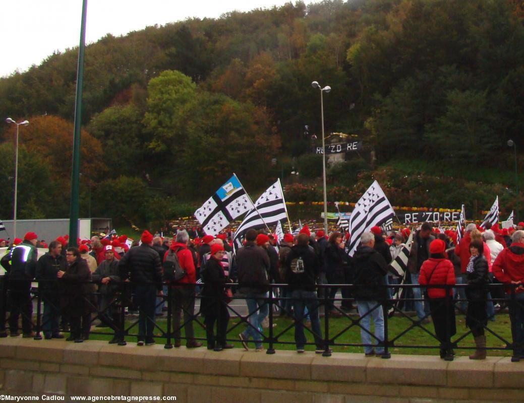 Un drapeau de Saint-Nazaire parmi les <i>gwenn ha du</i> et les bonnets rouges à Kemper le 2 novembre 2013.