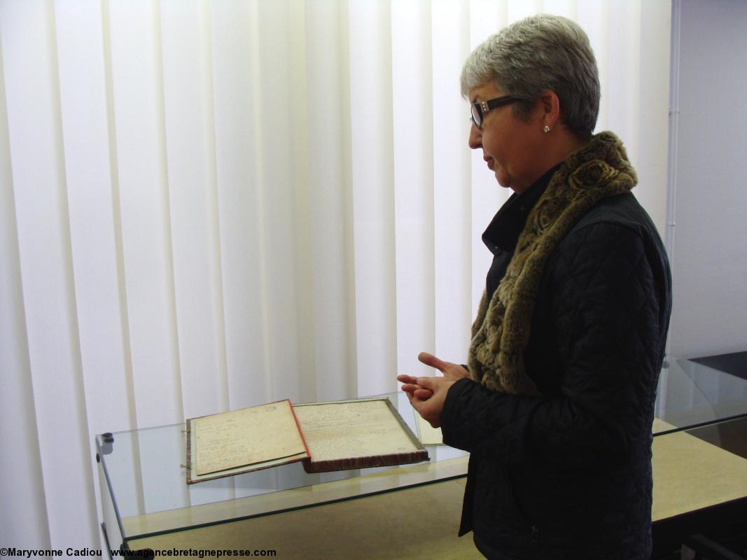 Agnès Marcetteau-Paul présente le manuscrit à la presse. Agnès Marcetteau-Paul présente le manuscrit à la presse.