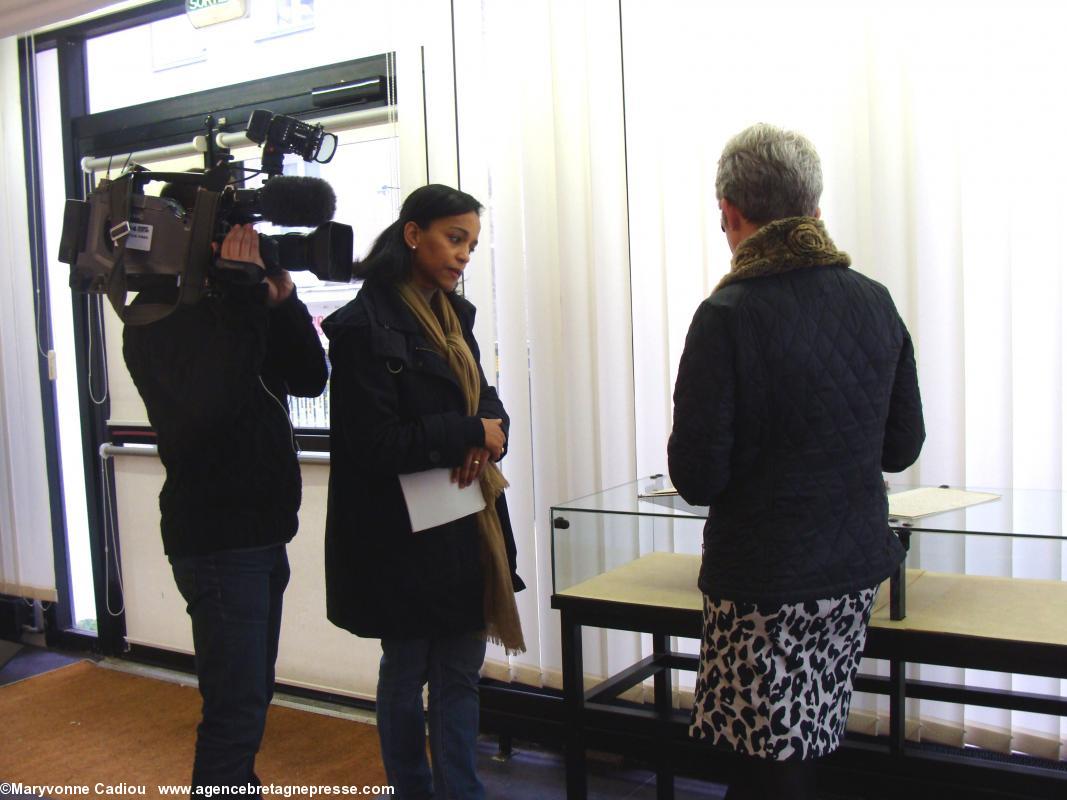 Agnès Marcetteau-Paul présente le manuscrit à la presse. Agnès Marcetteau-Paul présente le manuscrit à la presse.