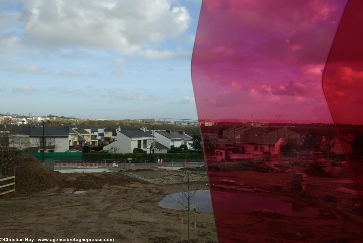 Le pont de Cheviré à l’horizon. Collège Anne de Bretagne. Saint-Herblain. Le pont de Cheviré à l’horizon. Collège Anne de Bretagne. Saint-Herblain.