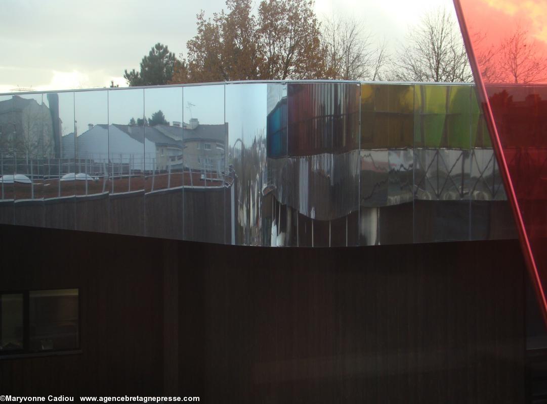 Reflets. Où s’arrête le virtuel ? Collège Anne de Bretagne. Saint-Herblain. Reflets. Où s’arrête le virtuel ? Collège Anne de Bretagne. Saint-Herblain.