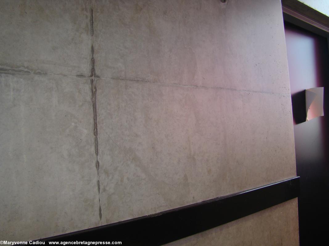 Gros plan sur le mur en béton poli, aussi lisse (et froid) que le marbre. Collège Anne de Bretagne. Saint-Herblain. Gros plan sur le mur en béton poli, aussi lisse (et froid) que le marbre. Collège Anne de Bretagne. Saint-Herblain.