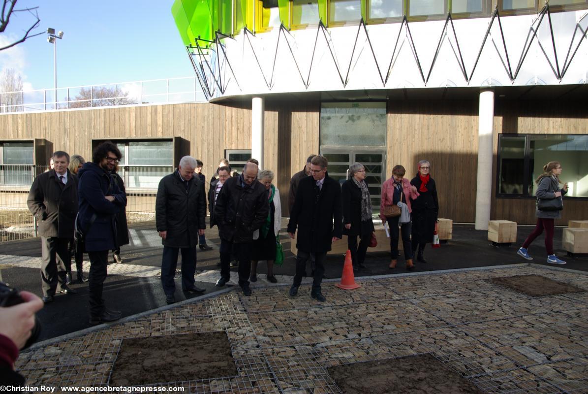 Les élus observent l’originalité du revêtement. On est loin du tout goudron et l’eau de pluie peut pénétrer dans le sol, au bénéfice des arbres (à planter). Collège Anne de Bretagne. Saint-Herblain. Les élus observent l’originalité du revêtement. On est loin du tout goudron et l’eau de pluie peut pénétrer dans le sol, au bénéfice des arbres (à planter). Collège Anne de Bretagne. Saint-Herblain.