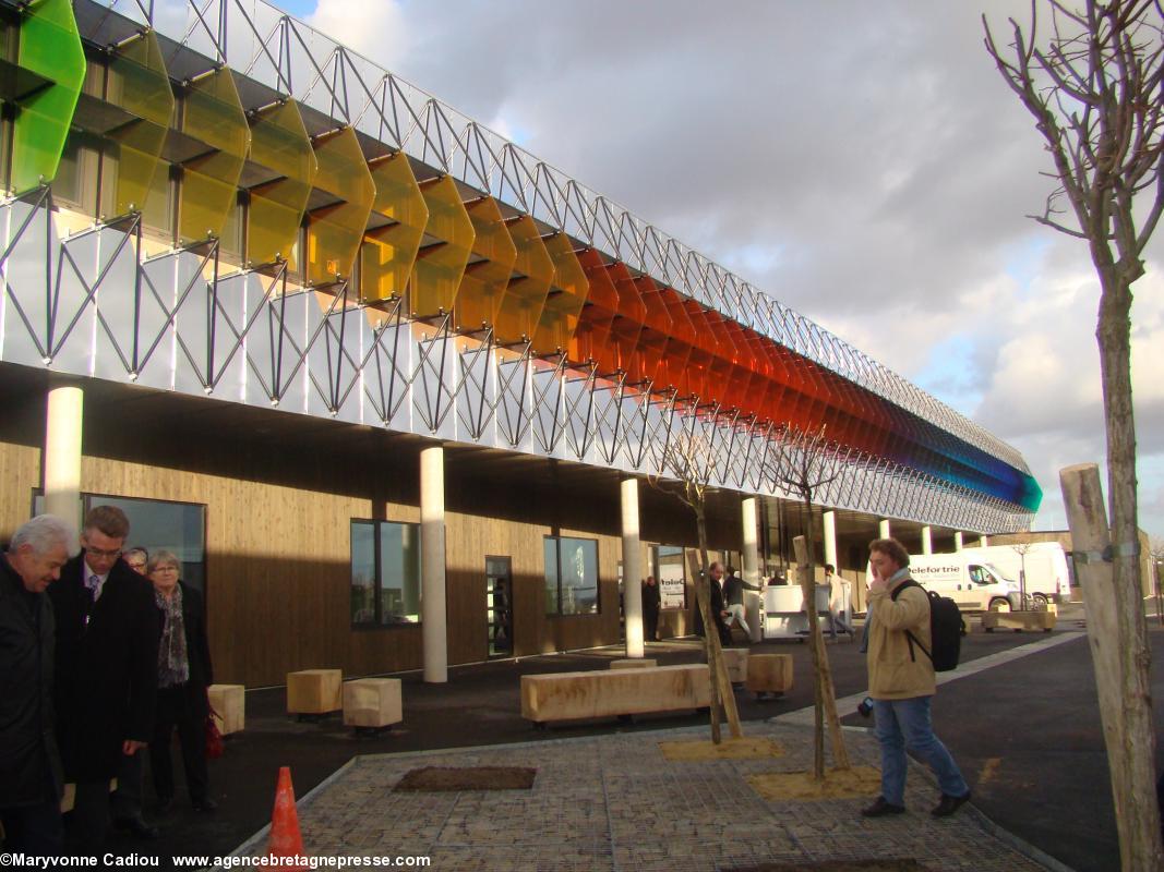 Collège Anne de Bretagne. Saint-Herblain. Façade sud. Le mobilier extérieur est encore protégé. Collège Anne de Bretagne. Saint-Herblain. Façade sud. Le mobilier extérieur est encore protégé.