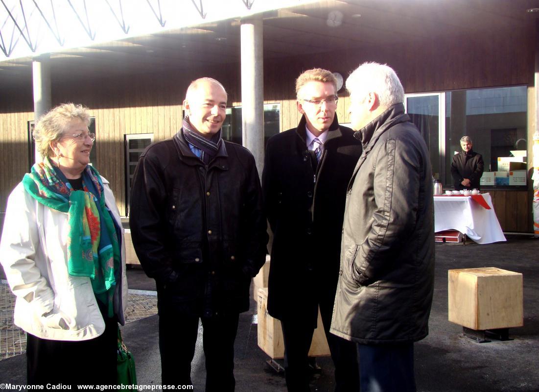 Mireille Martin, Michel Ménard, Emmanuel Pierre, Philippe Grosvalet. Avant la remise des clés. Collège Anne de Bretagne. Saint-Herblain. Mireille Martin, Michel Ménard, Emmanuel Pierre, Philippe Grosvalet. Avant la remise des clés. Collège Anne de Bretagne. Saint-Herblain.