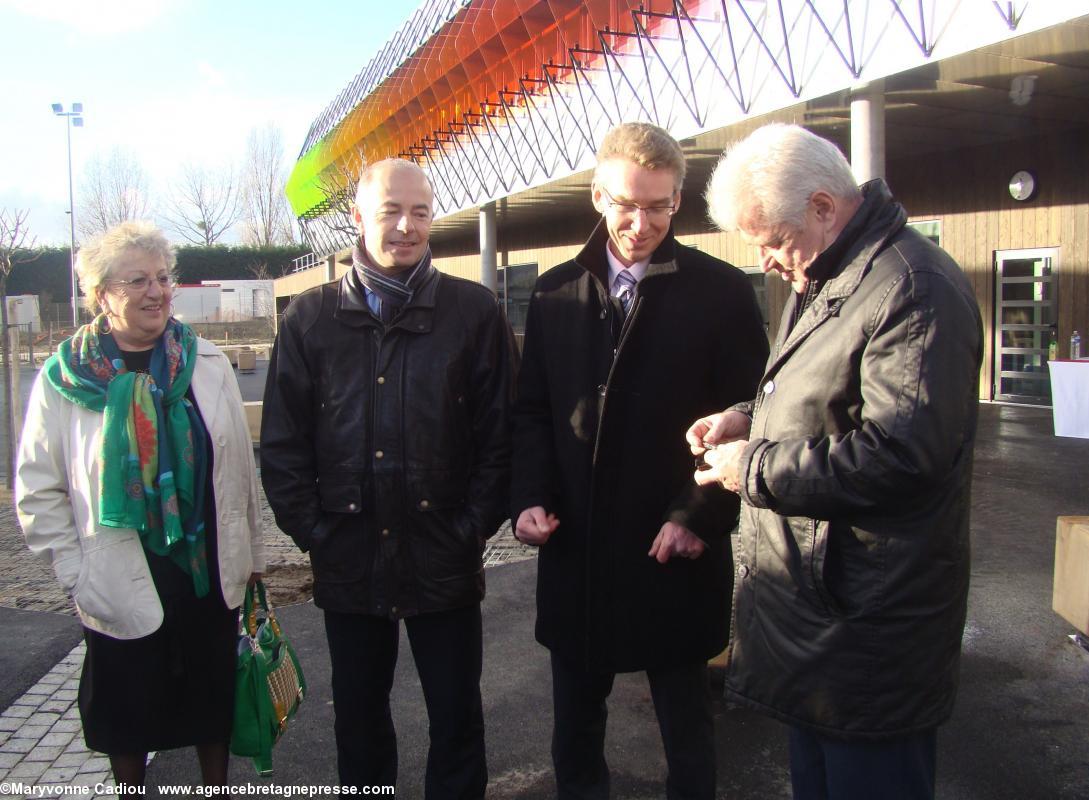 Philippe Grosvalet cherche les clés. Collège Anne de Bretagne. Saint-Herblain. Philippe Grosvalet cherche les clés. Collège Anne de Bretagne. Saint-Herblain.