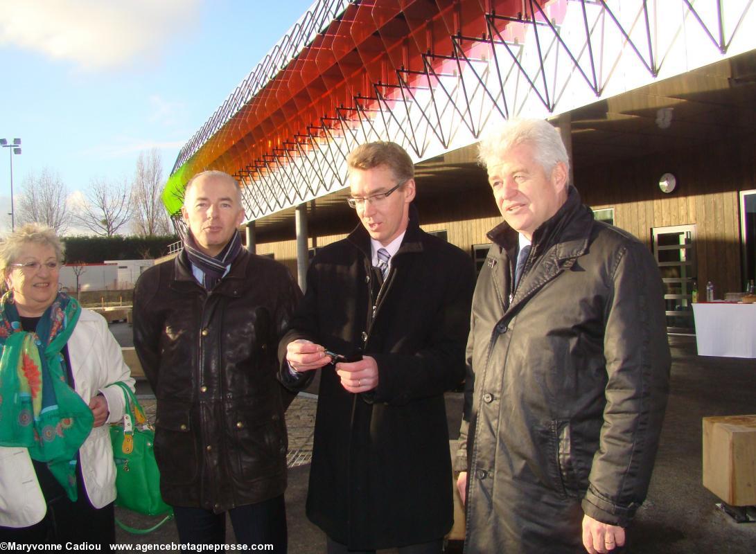 Emmanuel Pierre observe les clés. Collège Anne de Bretagne. Saint-Herblain. Emmanuel Pierre observe les clés. Collège Anne de Bretagne. Saint-Herblain.