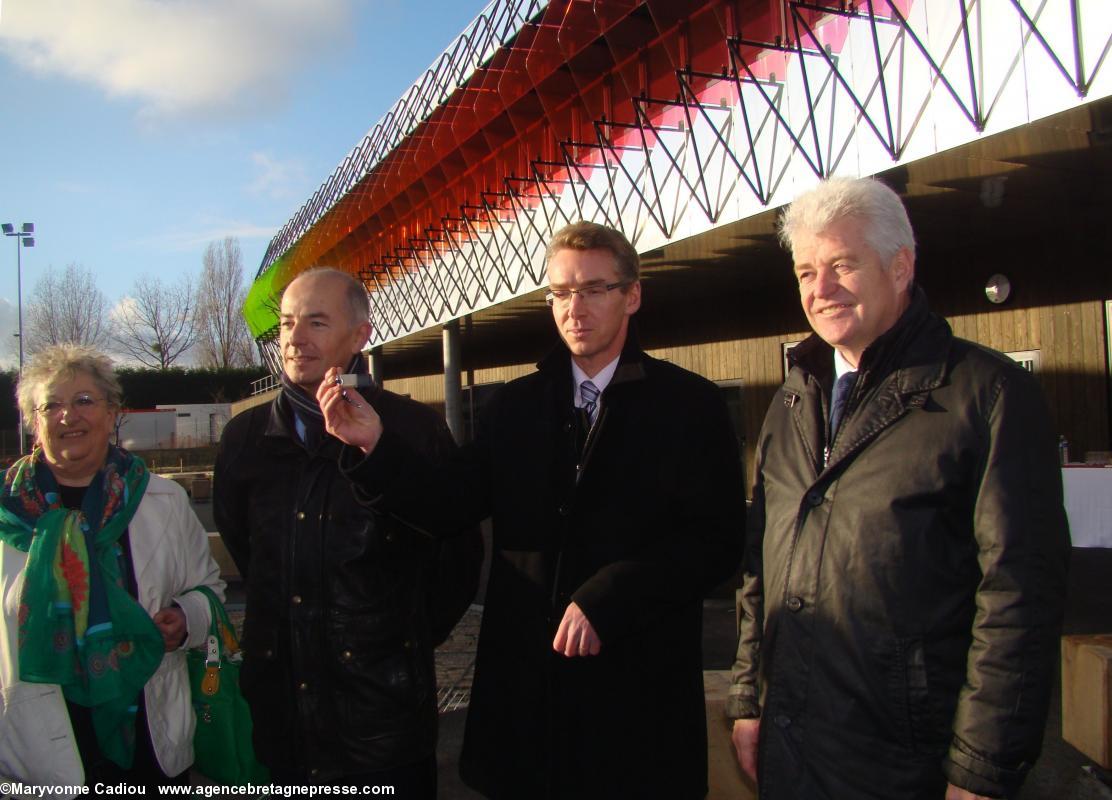 Emmanuel Pierre présente les clés à la demande de l’assistance ! Collège Anne de Bretagne. Saint-Herblain. Emmanuel Pierre présente les clés à la demande de l’assistance ! Collège Anne de Bretagne. Saint-Herblain.