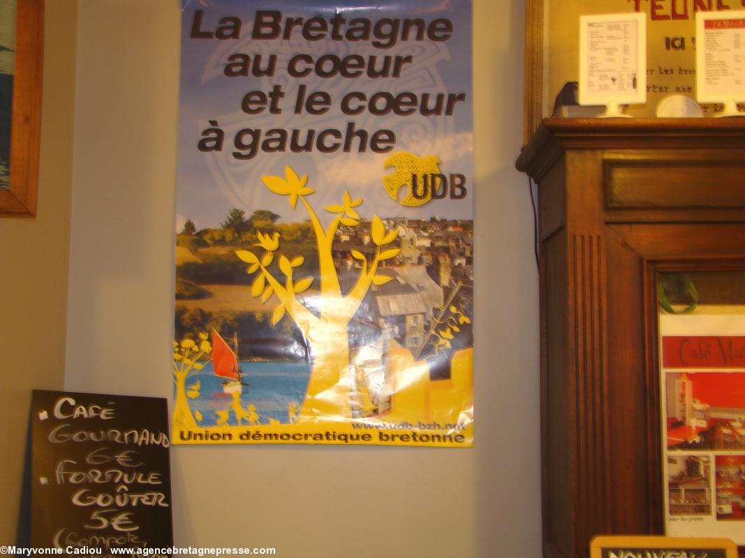 Les membres de l'UDB ont planté leur décor dans le café <i>Marmaille</i> de Sylvain Royer.