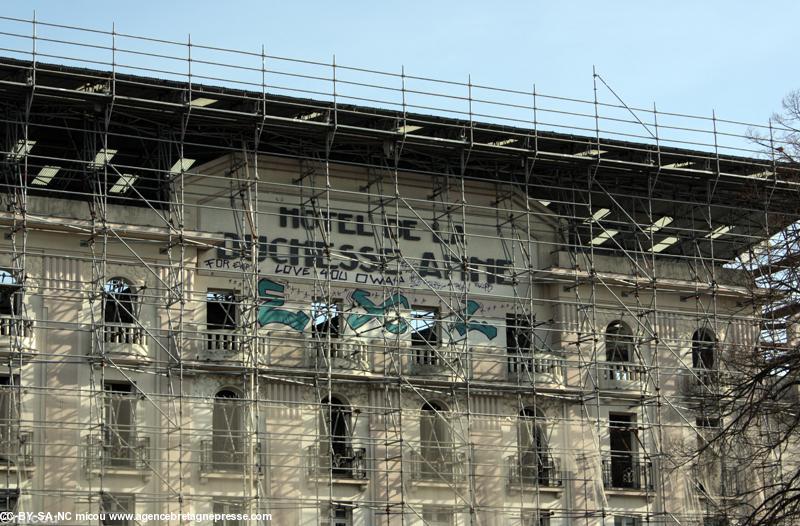 La Duchesse Anne n’a plus son hôtel, ruiné par le feu en 2004. Avec échafaudages et protection contre les intempéries (photo février 2010). Photo micou sur http://www.pss-archi.eu/photo-15966.html . Licence CreativeCommons. ABP23076 La Duchesse Anne n’a plus son hôtel, ruiné par le feu en 2004. Avec échafaudages et protection contre les intempéries (photo février 2010). Photo micou sur http://www.pss-archi.eu/photo-15966.html . Licence CreativeCommons. ABP23076