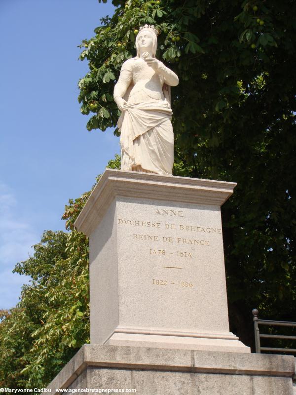 Statue d’Anne de Bretagne par Dominique Molknecht, sculpteur français d'origine autrichienne, au sud du cours Saint-Pierre en pendant de celle d’Arthur III, restaurées il y a quelques années. Statue d’Anne de Bretagne par Dominique Molknecht, sculpteur français d'origine autrichienne, au sud du cours Saint-Pierre en pendant de celle d’Arthur III, restaurées il y a quelques années.
