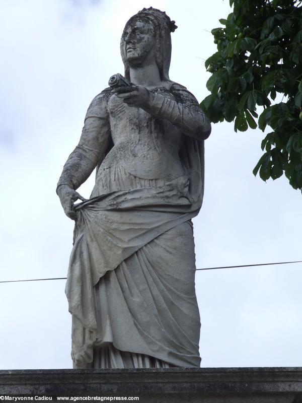 La statue d’Anne de Bretagne du XIXe siècle avait bien besoin d’être restaurée (photo de 2007). La statue d’Anne de Bretagne du XIXe siècle avait bien besoin d’être restaurée (photo de 2007).