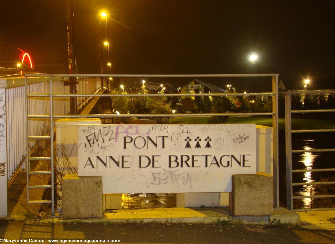 Anne de Bretagne a encore son pont (photo du 1er décembre 2013). Anne de Bretagne a encore son pont (photo du 1er décembre 2013).