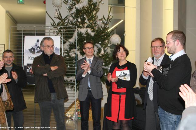Lancement du livre "Kalon ha begon" de Kerlenn Pondi à la médiathèque de Pontivy. De gauche à droite : Armel Morgant auteur, Christophe Marchand adjoint à la culture, Armelle Gourlaouën directrice du conservatoire, Henri Le Dorze maire de Pontivy et Benoit Le Ruyet président de Kerlenn Pondi