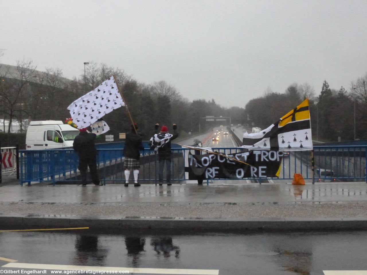Bonnets Rouges <i>À chacun son pont</i>. Nantes 5 janvier 2014.