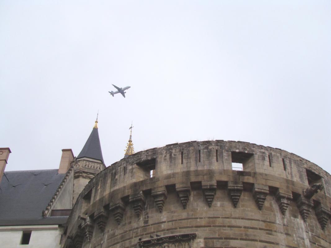 Un autre avion survole le château des ducs de Bretagne à Nantes le 9 septembre 2009 à 17 h 35. (Ph. Maryvonne Cadiou pour ACIPA).