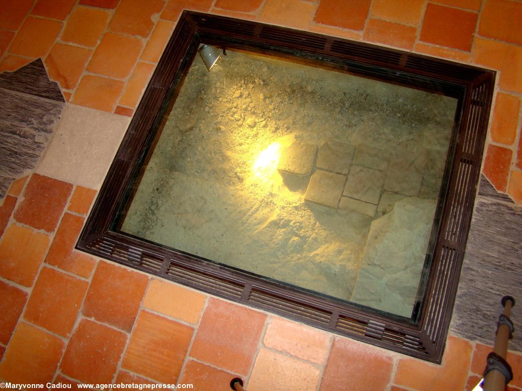 Vestige. Ancien sol préservé sous vitre. Chapelle de l'Immaculée. Nantes. Vestige. Ancien sol préservé sous vitre. Chapelle de l'Immaculée. Nantes.