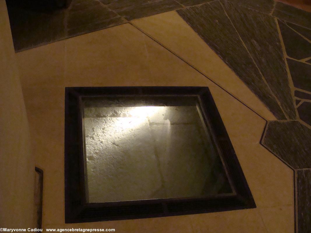 Vestige. Ancien sol préservé sous vitre. Chapelle de l'Immaculée. Nantes. Vestige. Ancien sol préservé sous vitre. Chapelle de l'Immaculée. Nantes.