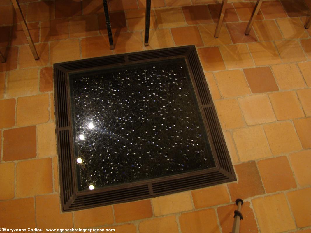 Vestige. Le <i>pourrissoir</i> trouvé lors de fouilles en 2010. Sous la vitre, condensation malgré l'aération. Chapelle de l'Immaculée. Nantes. Vestige. Le <i>pourrissoir</i> trouvé lors de fouilles en 2010. Sous la vitre, condensation malgré l'aération. Chapelle de l'Immaculée. Nantes.