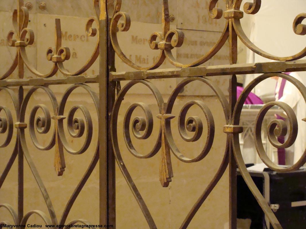 Ferronnerie du XIXe aux hermines dans un coeur. Chapelle Notre-Dame de Lorette de la Chapelle de l'Immaculée. Nantes. Ferronnerie du XIXe aux hermines dans un coeur. Chapelle Notre-Dame de Lorette de la Chapelle de l'Immaculée. Nantes.