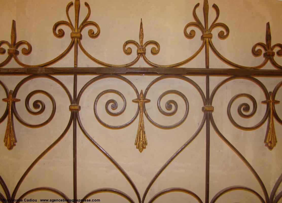 Ferronnerie du XIXe aux hermines dans un coeur. Chapelle Notre-Dame de Lorette de la Chapelle de l'Immaculée. Nantes. Ferronnerie du XIXe aux hermines dans un coeur. Chapelle Notre-Dame de Lorette de la Chapelle de l'Immaculée. Nantes.