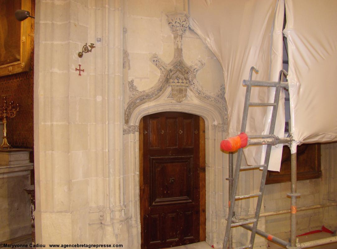 La porte à gâble mouluré sculpté du XVe vers la sacristie. Les ornements en tuffeau rappellent ceux des chapelles et églises du XVIe et XVIIe de basse-Bretagne, surtout dans le pays des Enclos, en granit ou en kersantite. Chapelle de l'Immaculée. Nantes. La porte à gâble mouluré sculpté du XVe vers la sacristie. Les ornements en tuffeau rappellent ceux des chapelles et églises du XVIe et XVIIe de basse-Bretagne, surtout dans le pays des Enclos, en granit ou en kersantite. Chapelle de l'Immaculée. Nantes.