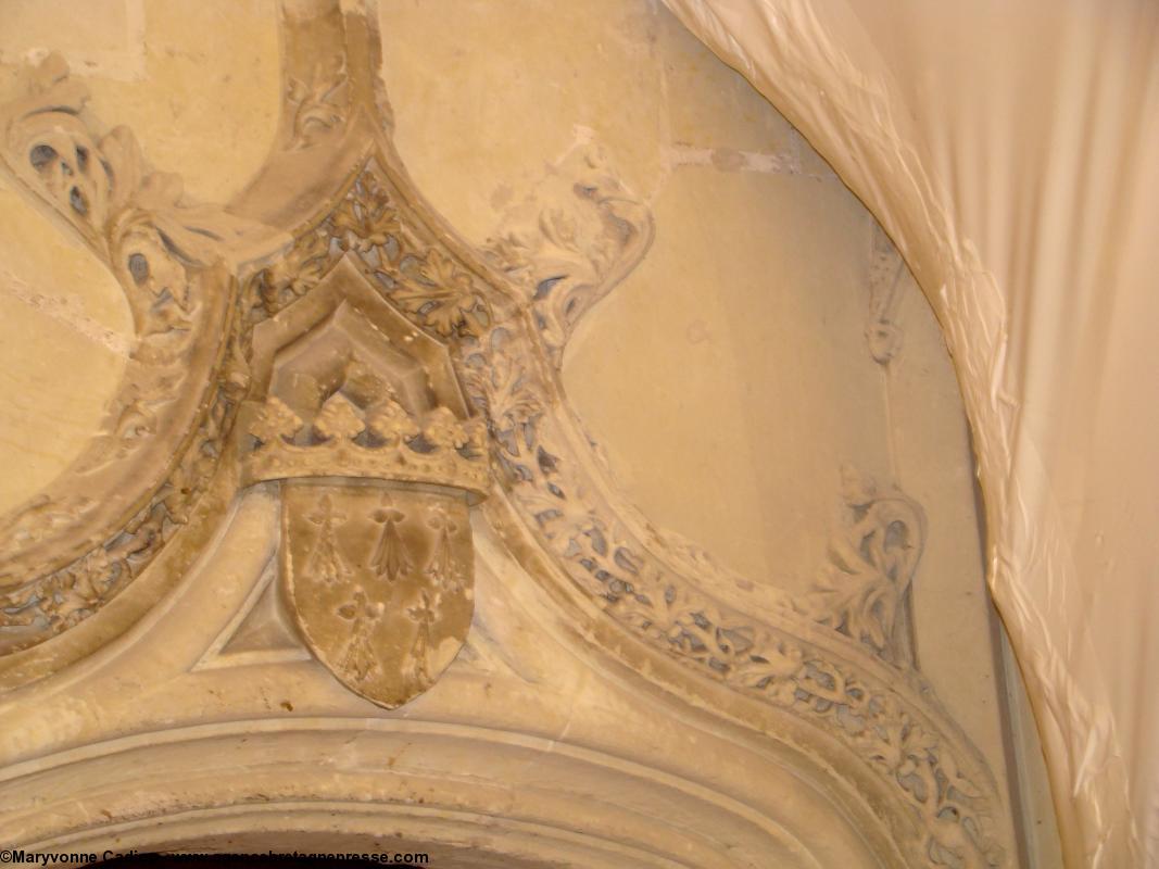 La porte à gâble mouluré sculpté du XVe vers la sacristie. Blason herminé. Chapelle de l'Immaculée. Nantes. La porte à gâble mouluré sculpté du XVe vers la sacristie. Blason herminé. Chapelle de l'Immaculée. Nantes.