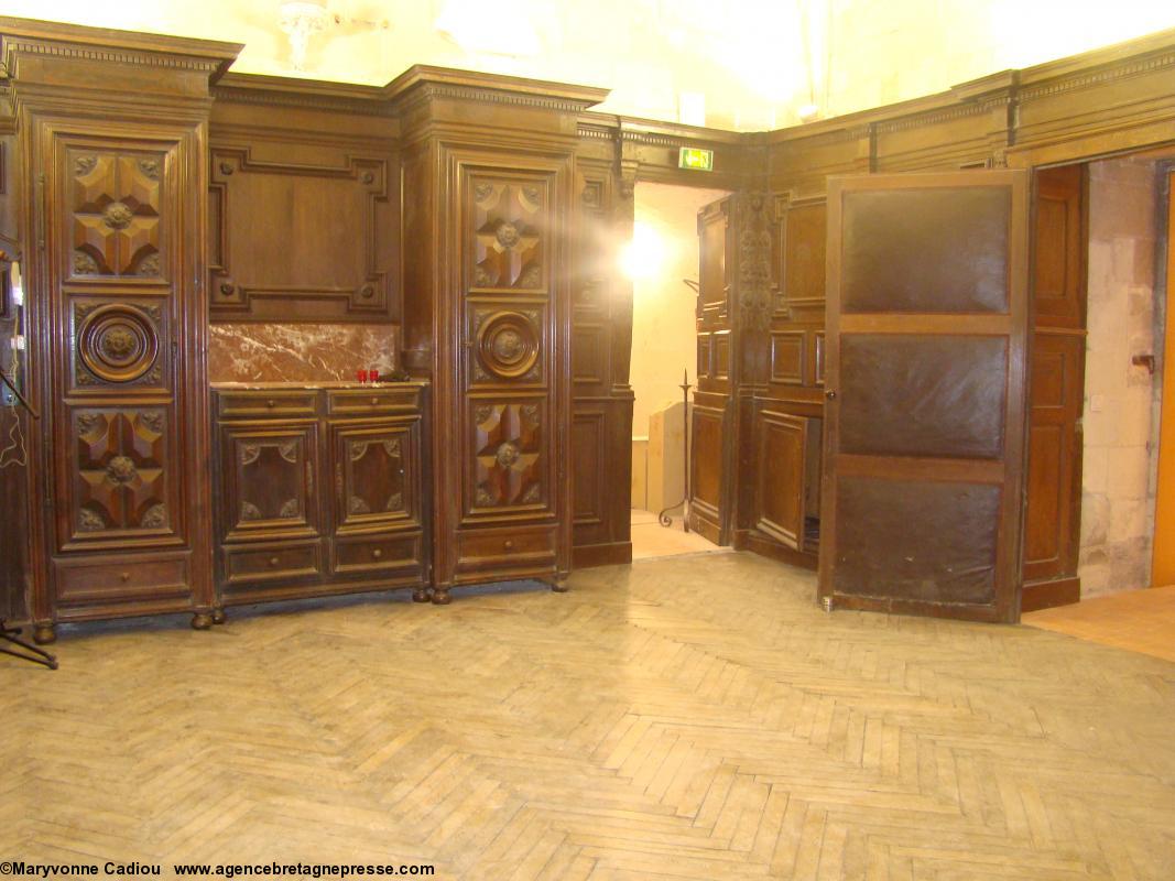 La spacieuse sacristie au vieux plancher de chêne dans des murs du XVe. Chapelle de l'Immaculée. Nantes. La spacieuse sacristie au vieux plancher de chêne dans des murs du XVe. Chapelle de l'Immaculée. Nantes.