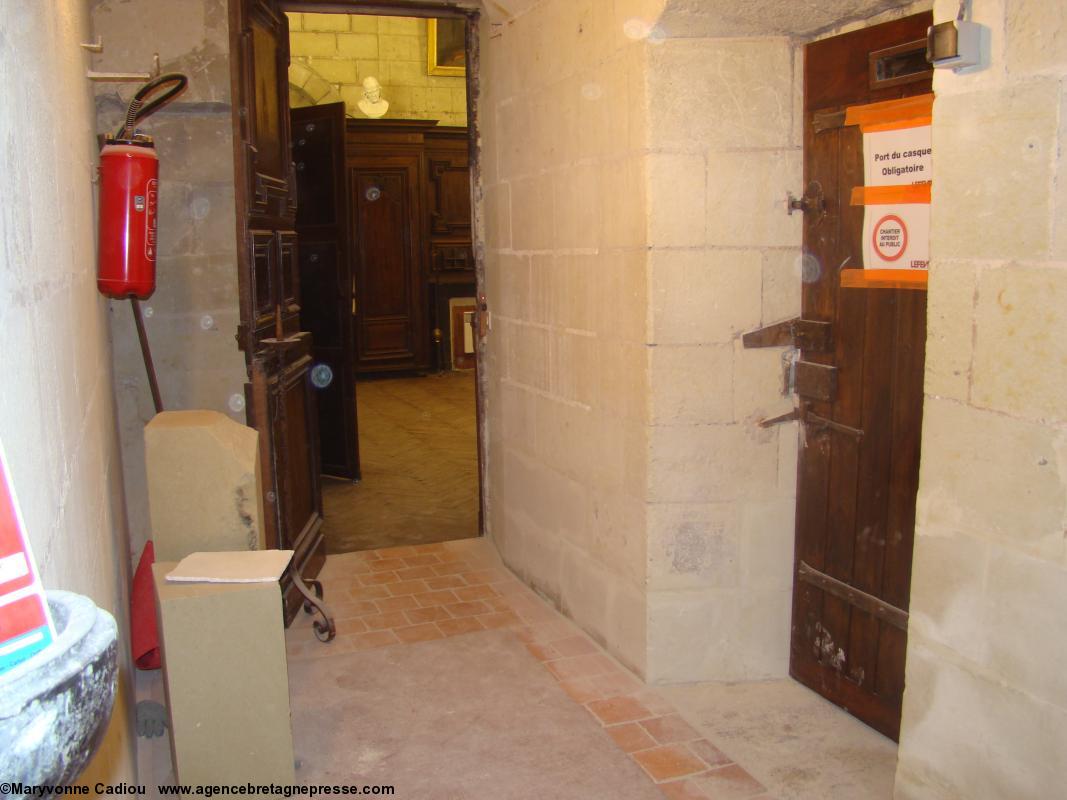Port du casque obligatoire près de la sacristie. Les travaux continuent. Chapelle de l'Immaculée. Nantes. Port du casque obligatoire près de la sacristie. Les travaux continuent. Chapelle de l'Immaculée. Nantes.