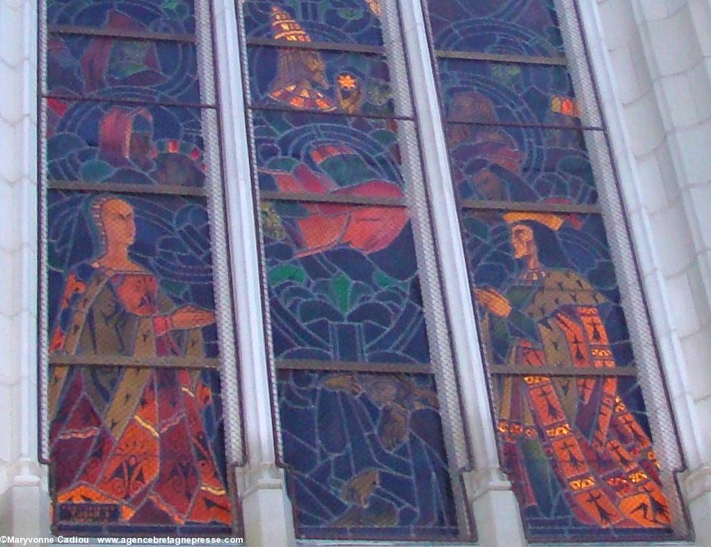 Vitrail collatéral sud Anne de Bretagne et François II en prières. Chapelle de l'Immaculée. Nantes. Vitrail collatéral sud Anne de Bretagne et François II en prières. Chapelle de l'Immaculée. Nantes.
