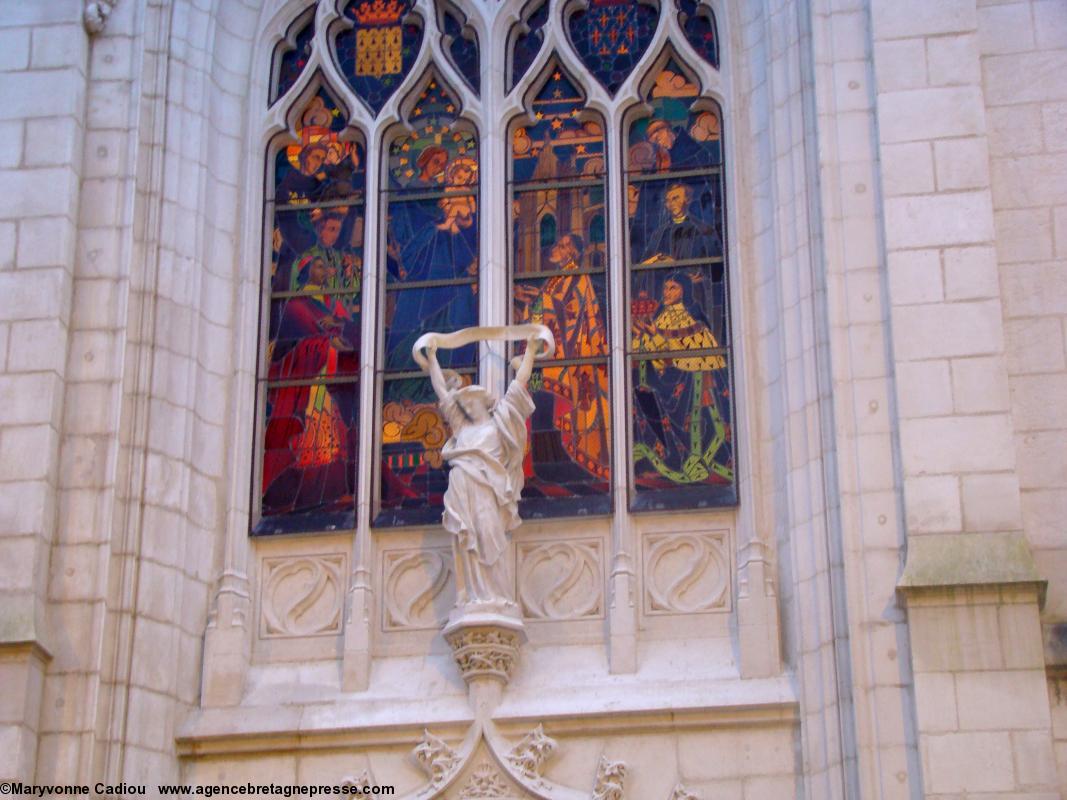 Vitrail de la façade. Chapelle de l'Immaculée. Nantes. Vitrail de la façade. Chapelle de l'Immaculée. Nantes.