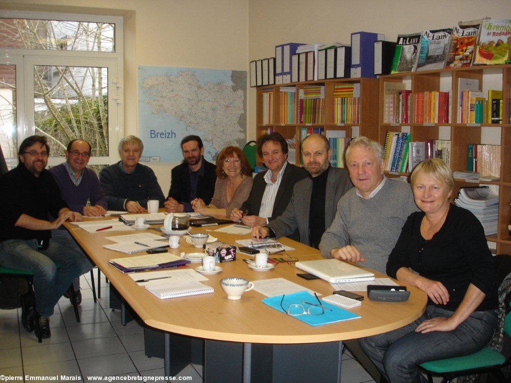Le collectif lors d'une réunion avec L'office de la langue bretonne, Léna Louarn, France-Télévisions et TéléNantes.