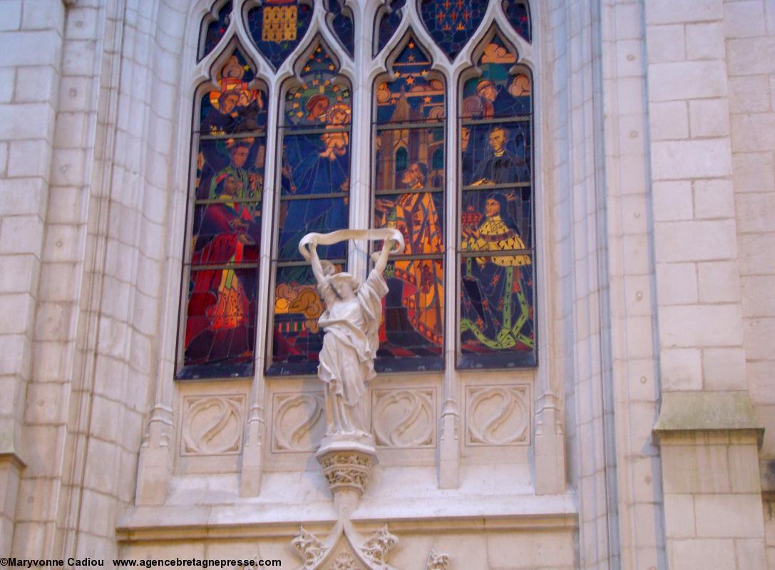 Vitrail de la façade ouest de la Chapelle de l'Immaculée. Nantes. Vitrail de la façade ouest de la Chapelle de l'Immaculée. Nantes.