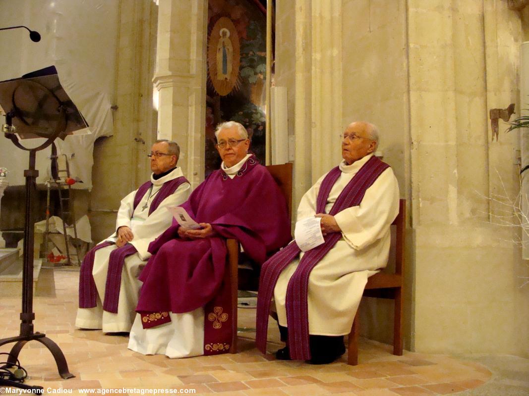Les pères Champenois, Leray et un prêtre de la paroisse venu en voisin. Messe à Anne de Bretagne. Chapelle de l'Immaculée. Nantes. Les pères Champenois, Leray et un prêtre de la paroisse venu en voisin. Messe à Anne de Bretagne. Chapelle de l'Immaculée. Nantes.