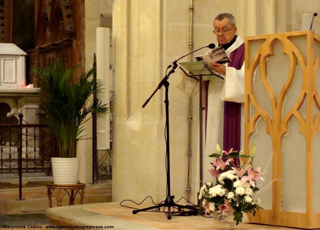 Le père Hubert Champenois lit le programme du concert du samedi 5 avril à 20 h 30 à la cathédrale de Nantes. Messe à Anne de Bretagne. Chapelle de l'Immaculée. Nantes. Le père Hubert Champenois lit le programme du concert du samedi 5 avril à 20 h 30 à la cathédrale de Nantes. Messe à Anne de Bretagne. Chapelle de l'Immaculée. Nantes.