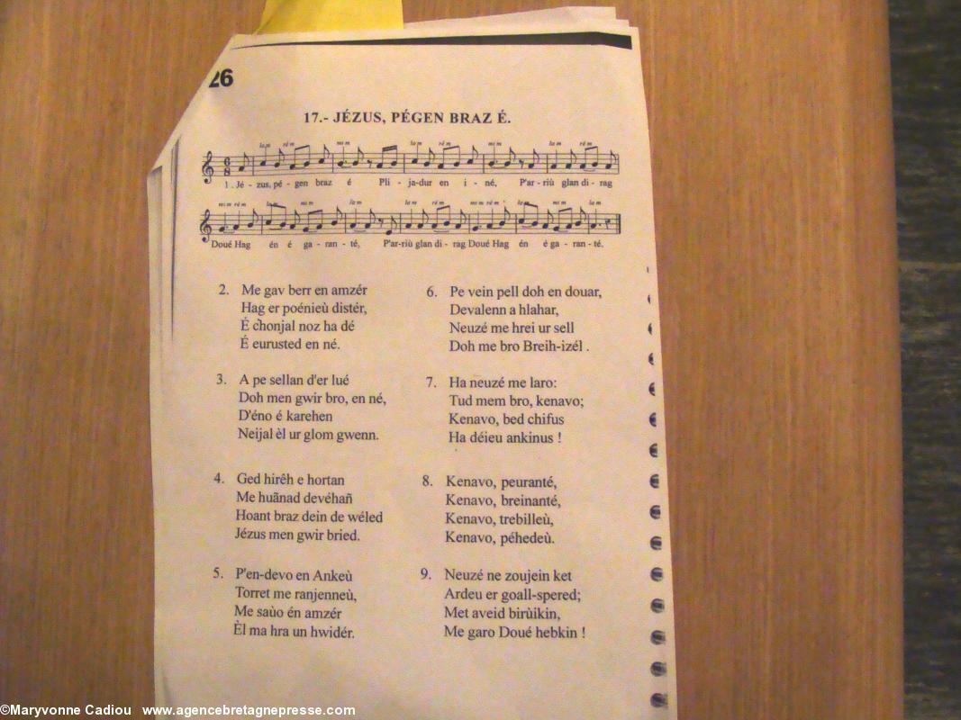 Le cantique breton <i>Jezus, pegen braz eo</i>. Partition près de l'organiste. Il a été joué lors de la messe à Anne de Bretagne. Chapelle de l'Immaculée. Nantes. Le cantique breton <i>Jezus, pegen braz eo</i>. Partition près de l'organiste. Il a été joué lors de la messe à Anne de Bretagne. Chapelle de l'Immaculée. Nantes.