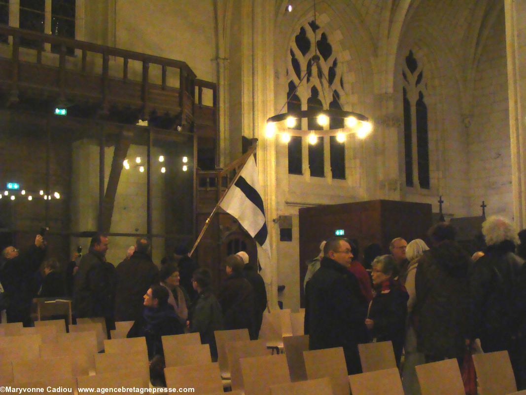 À la sortie de la messe un drapeau breton le <i>Kroaz Du</i>. Messe à Anne de Bretagne. Chapelle de l'Immaculée. Nantes. À la sortie de la messe un drapeau breton le <i>Kroaz Du</i>. Messe à Anne de Bretagne. Chapelle de l'Immaculée. Nantes.