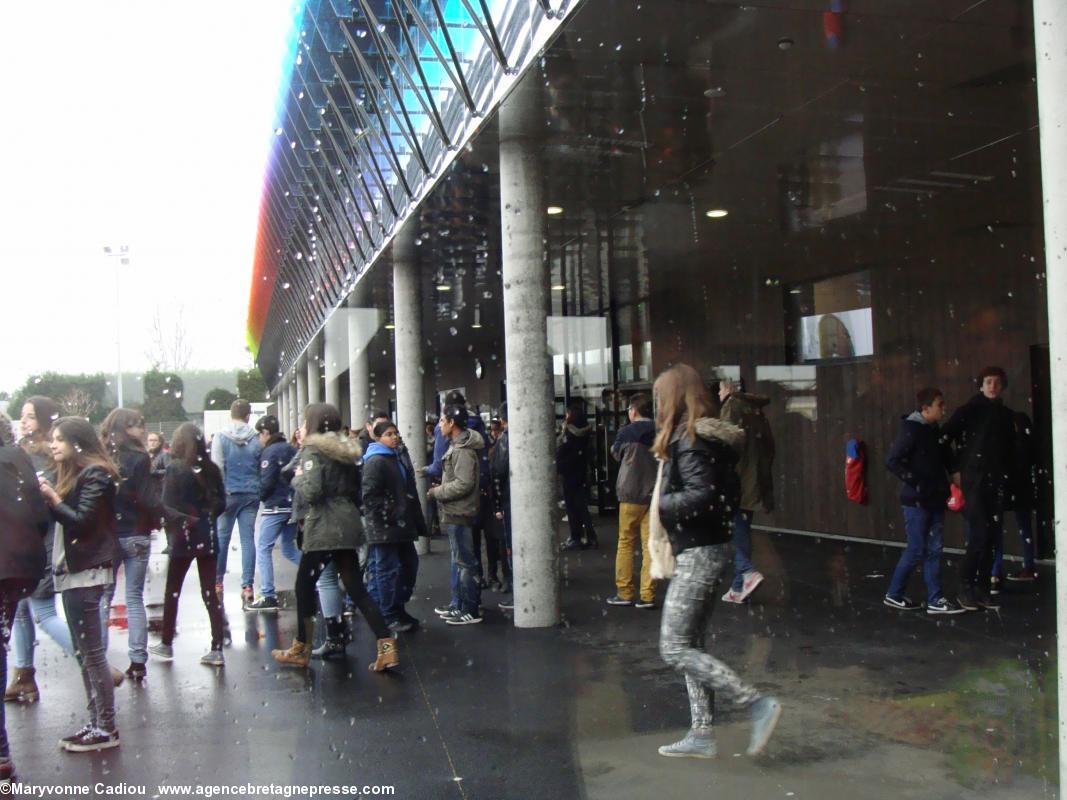 L'heure de la sortie à midi, ce 3e jour de classe dans le nouveau collège Anne de Bretagne Saint-Herblain. L'heure de la sortie à midi, ce 3e jour de classe dans le nouveau collège Anne de Bretagne Saint-Herblain.