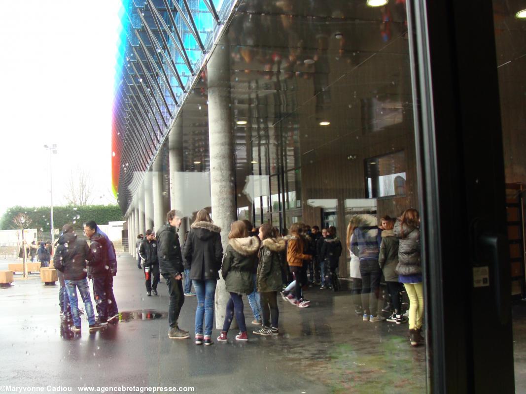 L'heure de la sortie à midi, ce 3e jour de classe dans le nouveau collège Anne de Bretagne Saint-Herblain. L'heure de la sortie à midi, ce 3e jour de classe dans le nouveau collège Anne de Bretagne Saint-Herblain.