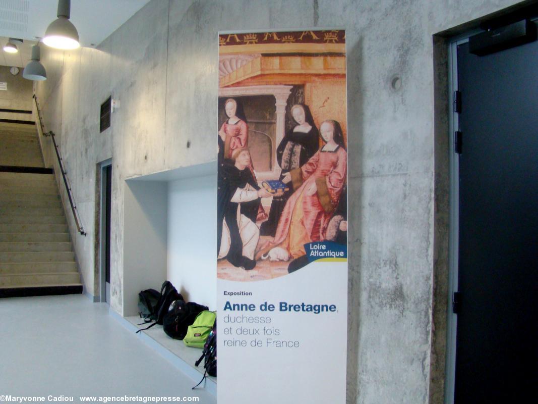 Collège Anne de Bretagne de Saint-Herblain. L'exposition est annoncée à l'entrée du CDI. Collège Anne de Bretagne de Saint-Herblain. L'exposition est annoncée à l'entrée du CDI.