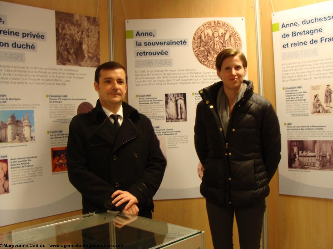 Collège Anne de Bretagne de Saint-Herblain. Gildas Salaün et Laure Barthet au CDI devant l'exposition par le musée Dobrée. Collège Anne de Bretagne de Saint-Herblain. Gildas Salaün et Laure Barthet au CDI devant l'exposition par le musée Dobrée.