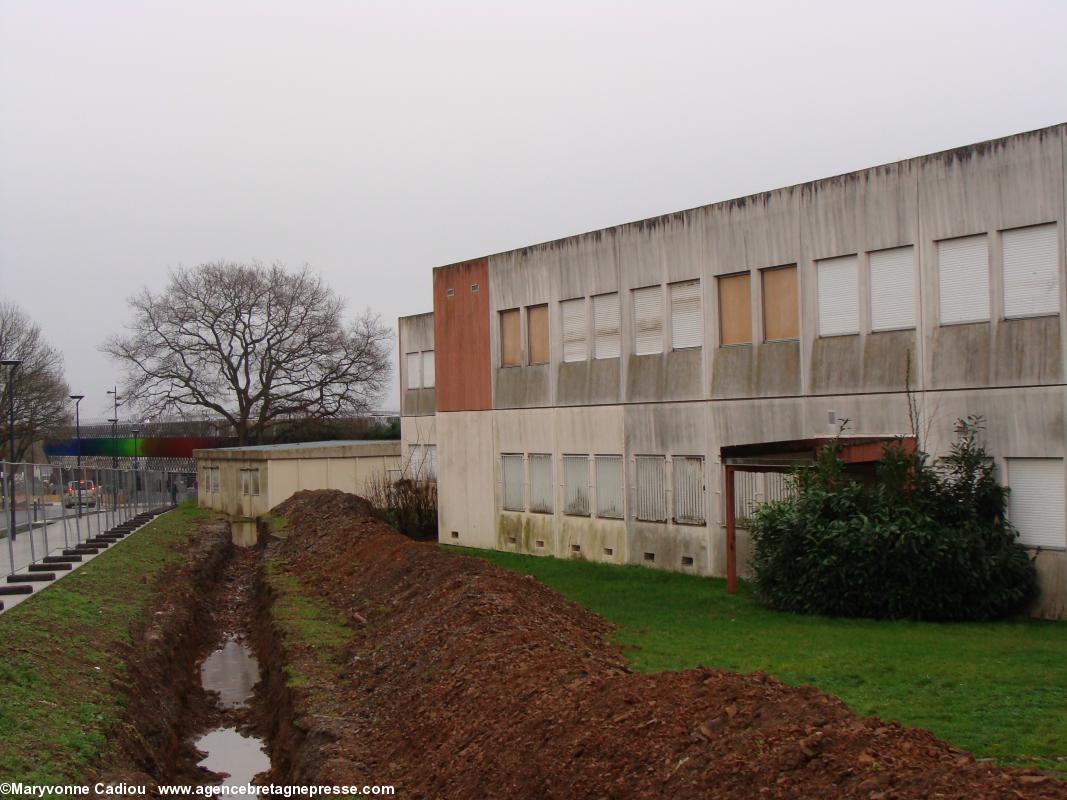 L'ancien collège Anne de Bretagne de Saint-Herblain sera démoli bientôt. Le nouveau est au fond dans le parc. L'ancien collège Anne de Bretagne de Saint-Herblain sera démoli bientôt. Le nouveau est au fond dans le parc.