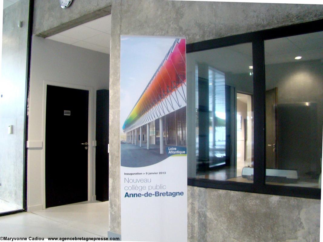 Dans le hall l'inauguration est annoncée. Collège Anne de Bretagne Saint-Herblain. Dans le hall l'inauguration est annoncée. Collège Anne de Bretagne Saint-Herblain.