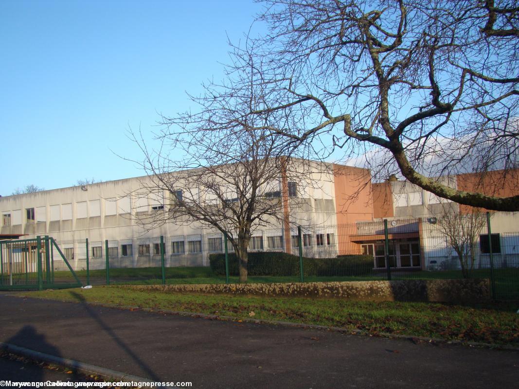 L'ancien collège Anne de Bretagne de Saint-Herblain sera démoli bientôt. Côté rue de la Gare. L'ancien collège Anne de Bretagne de Saint-Herblain sera démoli bientôt. Côté rue de la Gare.