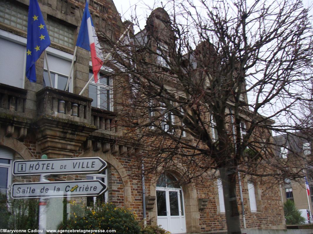 Saint-Herblain, en ville, sur le chemin du retour. L'ancienne mairie arbore depuis longtemps le drapeau breton, comme environ 15 autres villes de Loire-Atlantique. Saint-Herblain, en ville, sur le chemin du retour. L'ancienne mairie arbore depuis longtemps le drapeau breton, comme environ 15 autres villes de Loire-Atlantique.