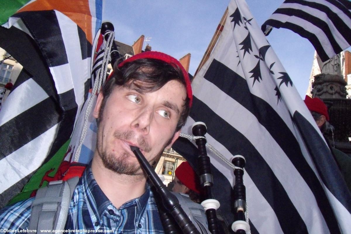 Cornemuse, drapeaux bretons et un petit morceau d'Interceltique ? Mais pas un tricolore. Cornemuse, drapeaux bretons et un petit morceau d'Interceltique ? Mais pas un tricolore.