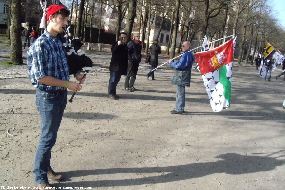 Le sonneur appelle au rassemblement cours Saint-Pierre sur fond de nouveau drapeau du Pays nantais et du drapeau du Pays de Retz. Le sonneur appelle au rassemblement cours Saint-Pierre sur fond de nouveau drapeau du Pays nantais et du drapeau du Pays de Retz.